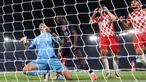 Ekspresi kecewa kiper Girona, Paulo Gazzaniga setelah melakukan blunder yang berbuah gol bagi PSG pada laga Liga Champions 2024/2025 yang berlangsung di Parc des Princes, Paris, Prancis, Kamis (19/09/2024). (AFP/Franck Fife)