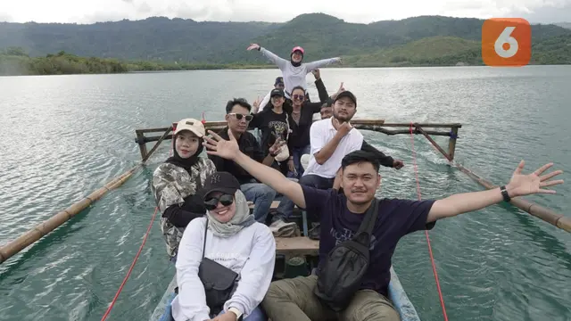 Pengunjung bisa berkeliling Danau Asam dengan perahu yang telah disediakan pengelola. Foto : (Liputan6.com/Ardi).