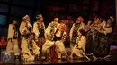 Pemain Teater Koma mementaskan teater dengan lakon Inspektur Jendral di Gedung Kesenian Jakarta, Kamis (5/11). Produksi Teater Koma ke-142 ini menceritakan tentang Walikota Korup dengan menggunakan konsep pewayangan. (Liputan6.com/Gempur M Surya)