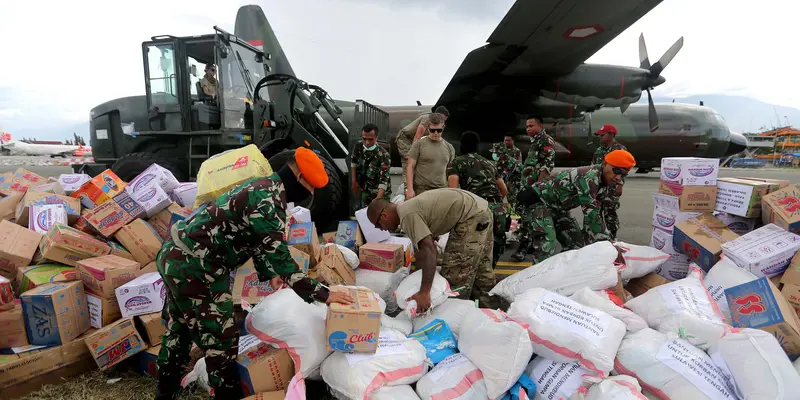 Prajurit TNI dan AS Distribusikan Bantuan di Palu