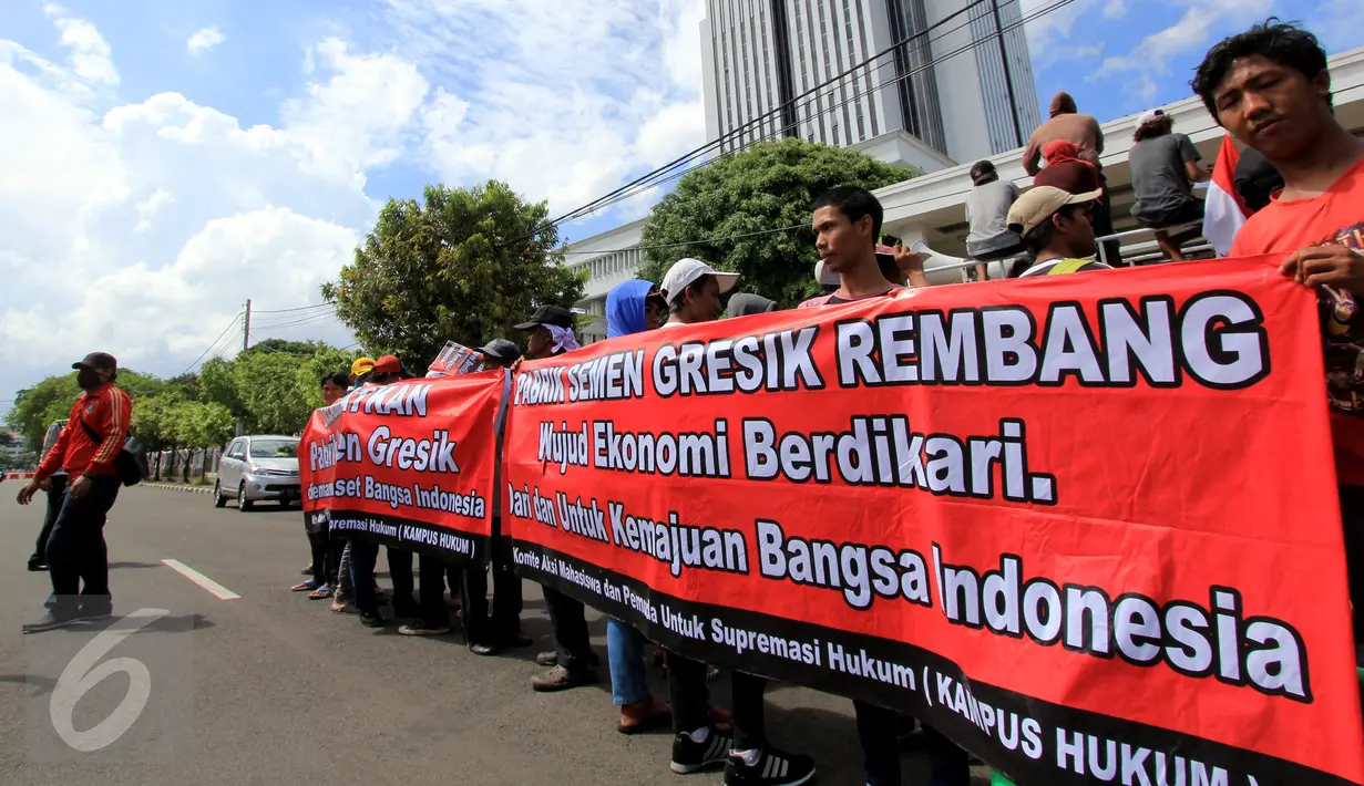Masa mahasiswa yang tergabung dalam Kampus Hukum melakukan unjuk rasa di depan Gedung Mahkamah Agung (MA), Kamis (15/12). Mereka mendesak MA untuk memberikan penjelasan terkait Novum yang diduga palsu. (Liputan6.com/Fery Pradolo)