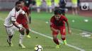 Pemain sayap Indonesia U-19, Witan Sulaeman (kanan) beradu cepat dengan pemain Uni Emirat Arab U-19, Majid Rashid pada penyisihan Grup A Piala AFC U-19 2018 di Stadion GBK, Jakarta, Rabu (24/10). Witan Sulaeman menjadi rekrutan kelima Persija Jakarta pada bursa transfer paruh kedua Liga 1 2022-2023. (Liputan6.com/Helmi Fithriansyah)