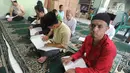 Suasana saat santri tunanetra belajar membaca Alquran braile di Pesantren Raudlatul Makfufin, Serpong, Tangsel, Banten, Rabu (23/5). Selain mencetak Alquran braile, pesantren ini juga memberi pengajaran kepada santri tunanetra. (Merdeka.com/Arie Basuki)