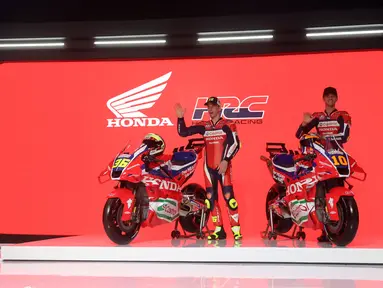 Dua pebalap MotoGP Honda Racing Corporation (HRC) yakni Joan Mir (kiri) dan Luca Marini saat menghadiri launching motor baru untuk MotoGP 2025 di pabrik PT Astra Honda Motor (AHM) di Cikarang, Jawa Barat pada Sabtu (1/2/2025). Honda resmi merilis motor baru untuk MotoGP 2025. Nuansa oranye yang selama ini melekat di bodi kini didominasi merah. (Bola.com/M. Iqbal Ichsan)
