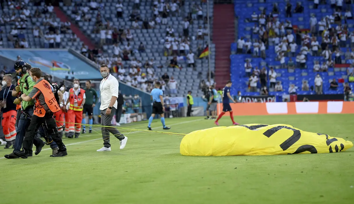 Sang aktivis akhirnya berhasil mendarat ke lapangan di mana ia langsung diamankan. (Foto: AP/Pool/Matthias Hangst)