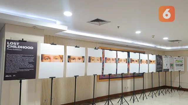Deretan potret mata anak-anak Ukraina ditampilkan dalam Pameran Lost Childhood di Grand Sahid Jakarta, merefleksikan trauma dan masa kecil yang hilang akibat perang, Kamis (11/9/2025)