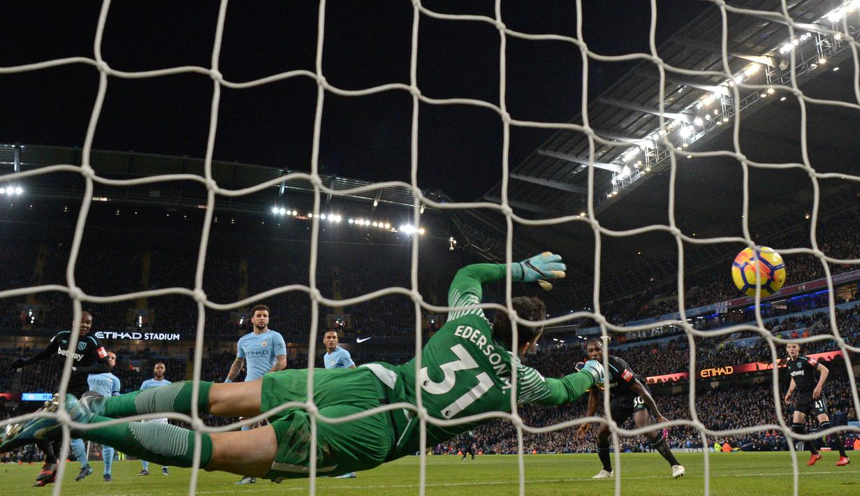 Proses terjadinya gol yang dicetak bek West Ham, Angelo Ogbonna, ke gawang Manchester City pada laga Premier League di Stadion Etihad, Manchester, Minggu (3/11/2017). City menang 2-1 atas West ham. (AFP/Oli Scarff)