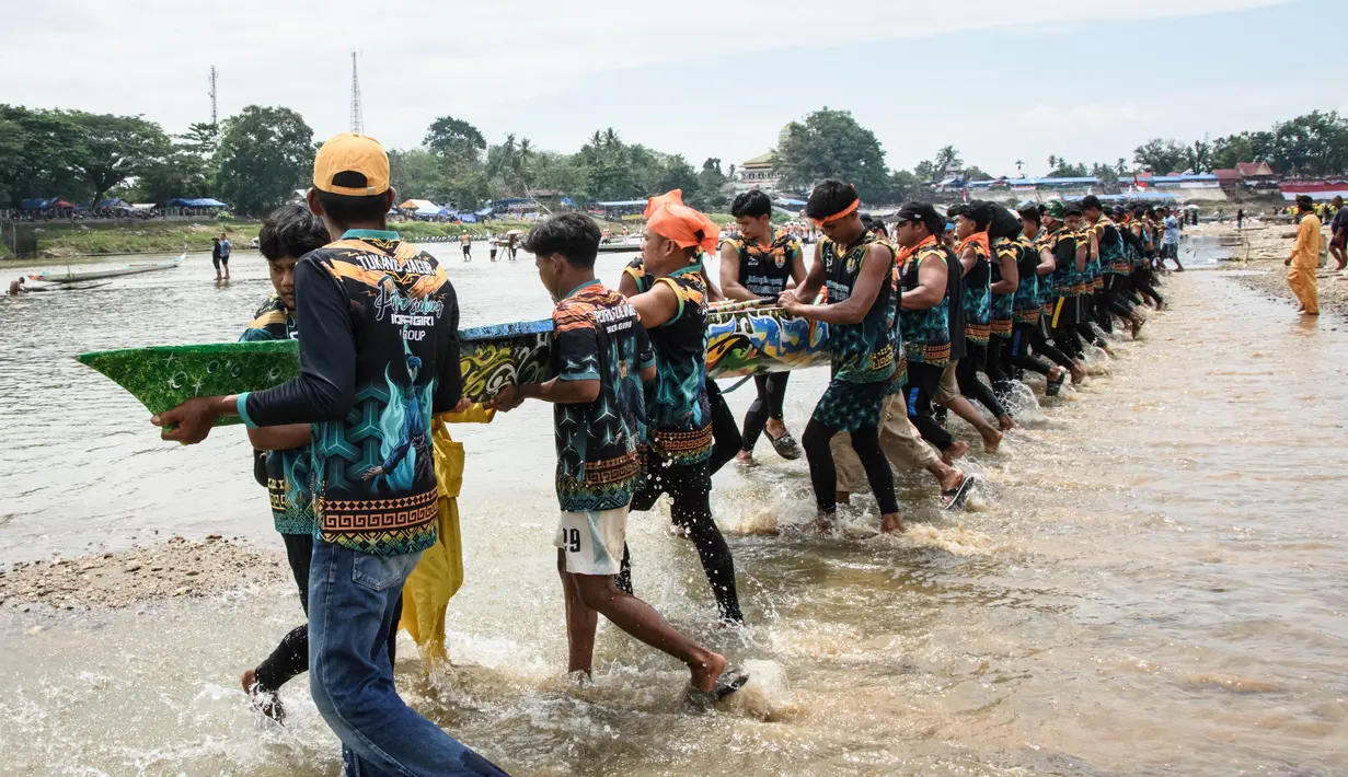 Lomba dayung ini menggunakan perahu yang terbuat dari kayu gelondongan yang oleh masyarakat sekitar juga sering disebut jalur. (Wahyudi/AFP)