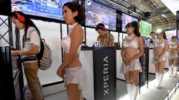 Para model berada di stan suatu produk di Tokyo Game Show 2016, Chiba, Tokyo, Jepang, (15/9). Tema yang diusung dalam Tokyo Game Show tahun 2016 adalah Press Start to Play the Future. (AFP PHOTO / Toru Yamanaka)