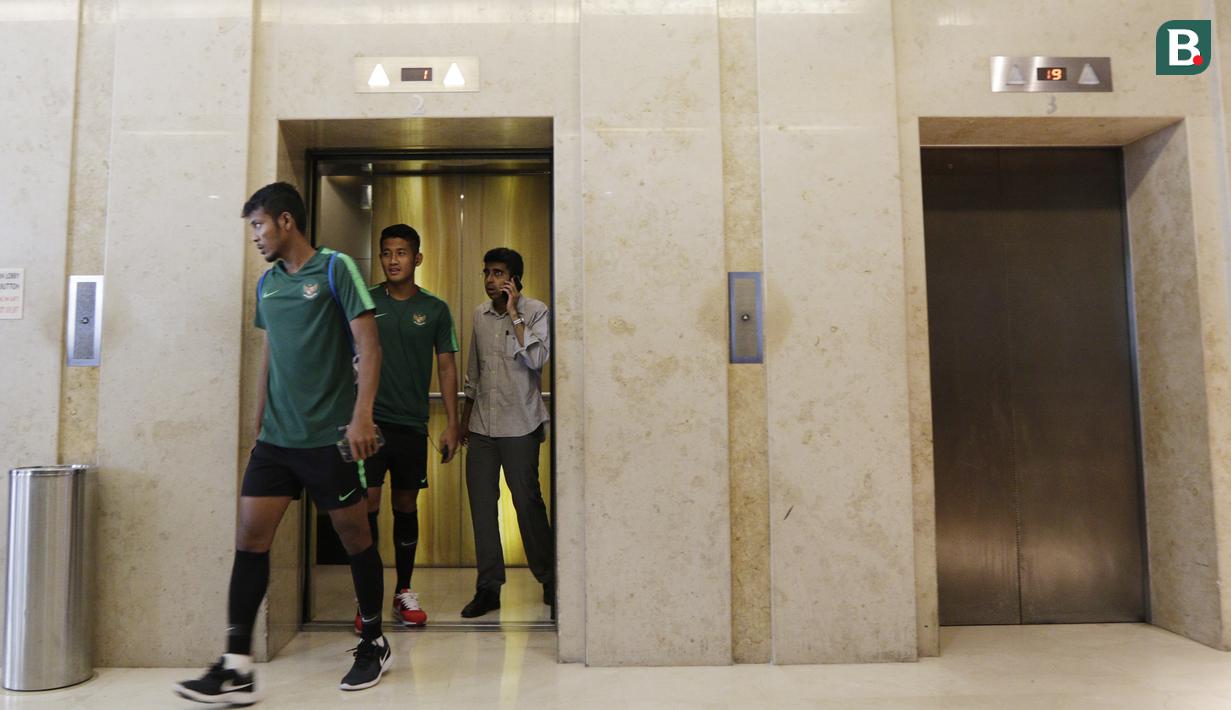 Pemain Timnas Indonesia, Zulfiandi dan I Putu Gede saat berada di Hotel Peninsula, Singapura, Rabu (7/11). Latihan Timnas ini merupakan persiapan jelang laga melawan Singapura pada Piala AFF 2018. (Bola.com/M Iqbal Ichsan)