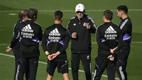 Carlo Ancelotti berbincang dengan para staf pelatih saat memimpin latihan Real Madrid jelang hadapi Barcelona. (AFP/Pierre-Philippe Marcou)