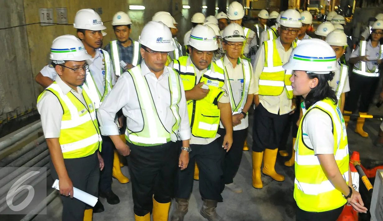 Menteri Perhubungan Budi Karya Sumadi menyimak penjelasan saat meninjau proyek MRT di Bundaran HI, Jakarta, Rabu (14/12). Menhub menyebutkan pengerjaan proyek tersebut sudah 70 persen untuk kontruksinya. (Liputan6.com/Angga Yuniar)