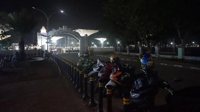 Depan Gerbang Masjid Agung Banten Lama