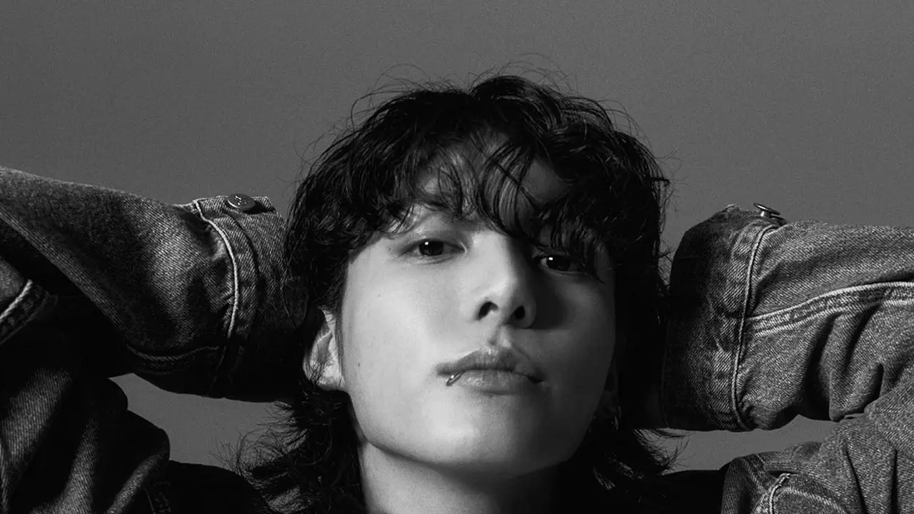 Jungkook BTS jadi bintang iklan Calvin Klein. (Foto: Twitter/ CalvinKlein)