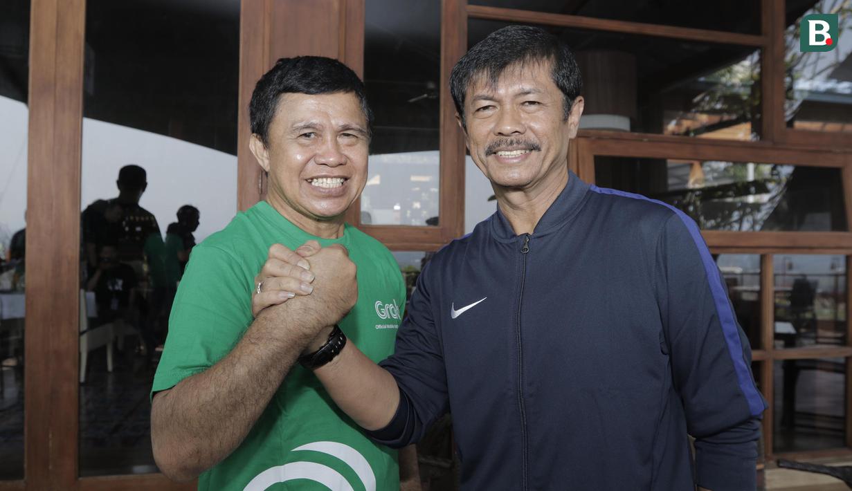 Pelatih Timnas Indonesia U-19, Indra Sjafri, salam komando dengan legenda tinju Indonesia, Ellyas Pical, di Yogyakarta, Rabu (18/7/2018). Momen spesial tersebut terjadi jelang rangkaian acara pawai obor Asian Games 2018. (Bola.com/M Iqbal Ichsan)