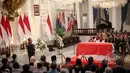 Adik kandung yang juga Dubes RI untuk Bahrain, Chilman Arisman saat memberikan penghormatan terakhir kepada sang kakak yang juga Dubes RI untuk Pakistan, Burhan Muhammad di Gedung Pancasila Kemenlu, Jakarta, Selasa (19/5). (Liputan6.com/Faizal Fanani)  