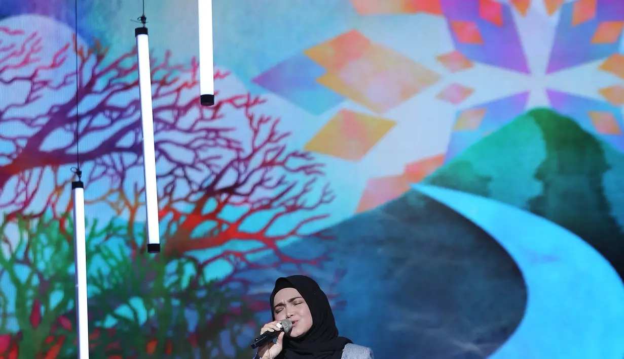 Selasa siang, (10/1) Siti Nurhaliza tiba di Jakarta. Pada Konser Raya HUT Indosiar ke-22, penyanyi asal Malaysia itu menyiapkan penampilan spesialnya. Apalagi tanggal 11 Januari itu juga menjadi hari spesialnya. (Galih W. Satria/Bintang.com)