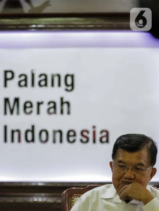 Ketua Umum PMI, Jusuf Kalla memberikan keterangan usai tanda tangan simbolis sejuta masker untuk tangkal Virus Corona COVID-19 di Jakarta, Selasa (25/2/2020). Gerakan pengadaan satu juta boks masker dan sabun antiseptik untuk persiapan apabila virus masuk ke Indonesia. (Liputan6.com/Faizal Fanani)