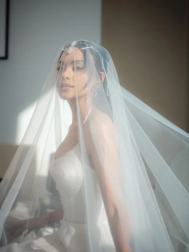 6 Potret Detail Busana dan Makeup Eva Celia di Hari Pernikahan, Simpel dan Elegan