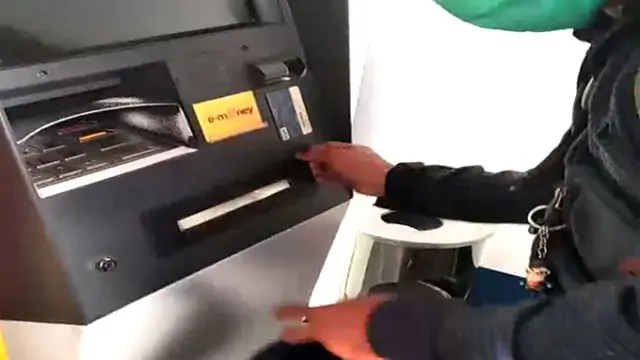 Viral Mesin ATM Ditutup Perekat, Nasabah Hampir Ketipu
