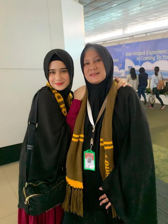 Jarang Tersorot, Ini 7 Potret Kebersamaan Tissa Biani dan Ibunda