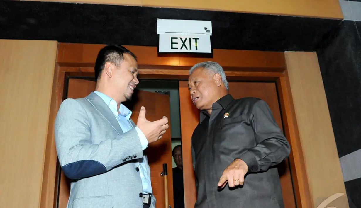 Mahfudz Siddiq Ketua Komisi 1 DPR-RI sedang berbincang dengan Menteri Pertahanan Purnomo Yusgiantoro sebelum berlangsungnya Raker Komisi 1, Senayan, Jakarta, Selasa (16/9/2014) (Liputan6.com/Andrian M Tunay)