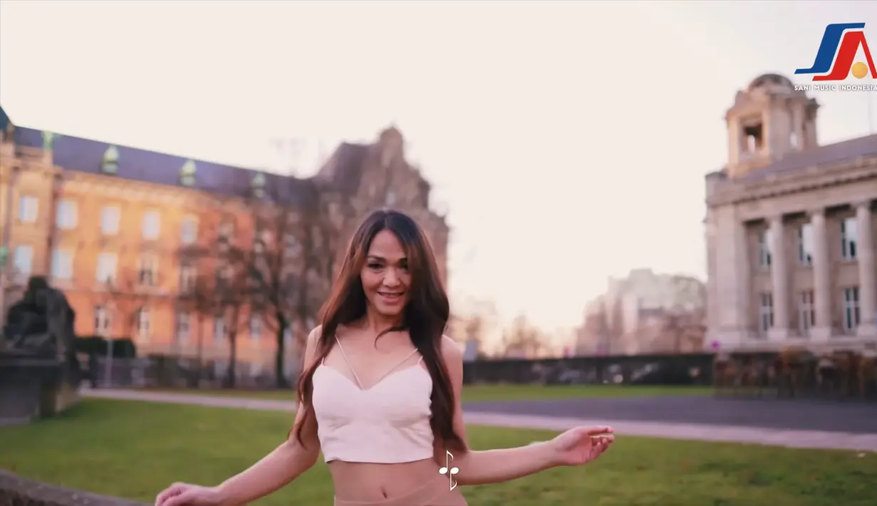 Seperti yang kita kenal selama ini, Bunda Corla sangat enerjik di klip yang rilis 8 Januari 2023. [YouTube Sani Music Indonesia]