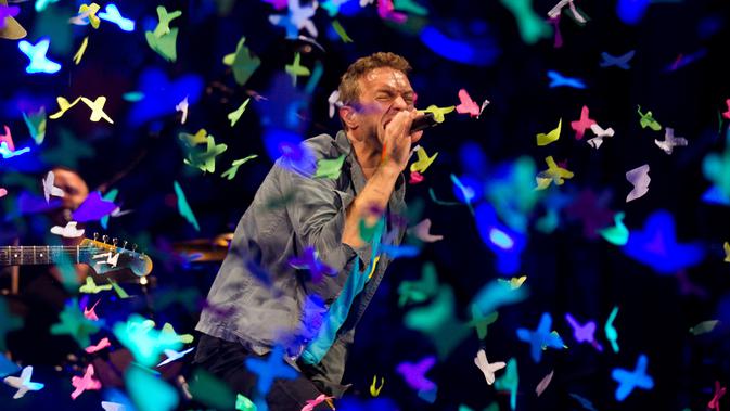 Ekspresi vokalis band Coldplay, Chris Martin saat tampil dalam konser tur Eropa pertama mereka di arena adu banteng Las Ventas di Madrid, Spanyol pada tanggal 26 Oktober 2011. (AP Photo/Paul White)