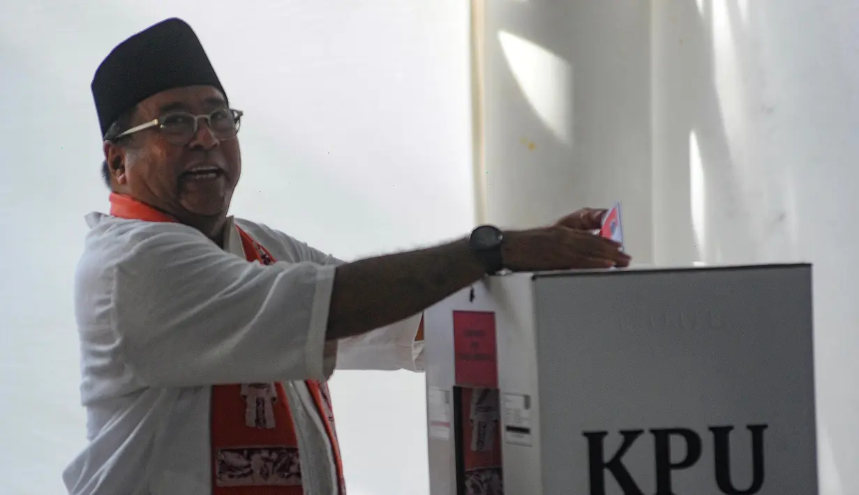 Usai menggunakan hak pilihnya, Rano Karno berencana menyambangi sejumlah TPS di sekitar wilayahnya. (merdeka.com/Arie Basuki)