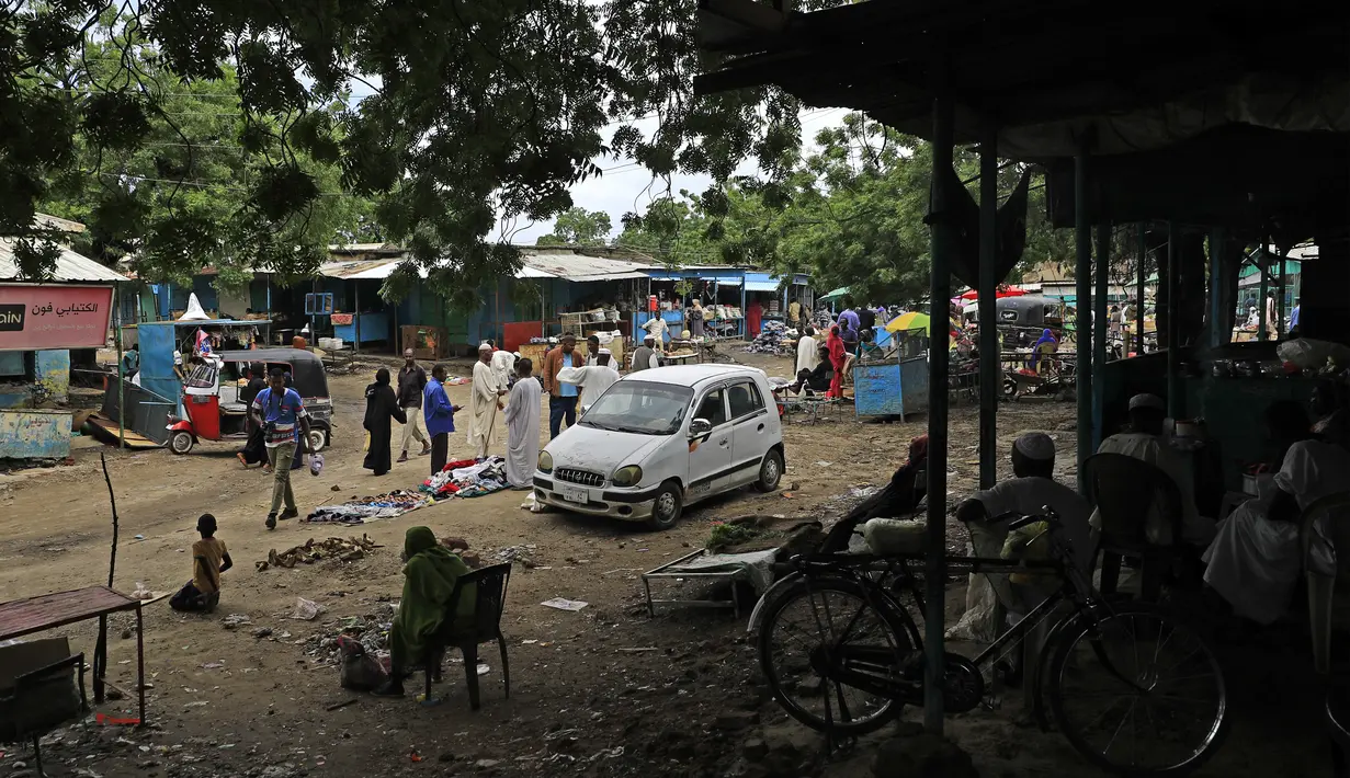 Orang-orang berbelanja di sebuah pasar di kota Roseires, Sudan tenggara, menyusul bentrokan etnis di negara bagian Nil Biru Sudan (8/8/2022). Bentrokan etnis dalam sengketa tanah yang mematikan di negara bagian Nil Biru Sudan telah menewaskan 105 orang dan melukai 291 orang, menteri kesehatan negara bagian itu mengatakan. (AFP/Ashraf Shazly)