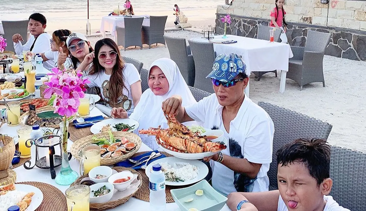 Pelantun lagu Sayang ini selalu dikenal dekat dengan keluarganya. Seperti saat momen Via Vallen mengajak keluarga besarnya liburan ke Bali. Kebahagiaan Via Vallen begitu terlihat, saat dirinya makan bersama sambil menikmati suasana pantai di Bali. (Liputan6.com/IG/@viavallen)