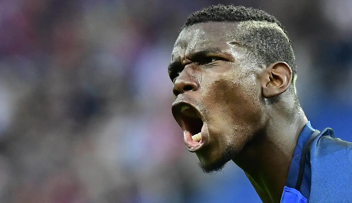 2. Paul Pogba, pada bursa transfer lalu, dirinya menjadi perbincangan karena berhasil memecahkan rekor transfer dunia. Puncak pencarian nama Paul Pogba di Google terjadi pada 7 Agustus hingga 13 Agustus tahun ini. (AFP/Tobias Schwarz)