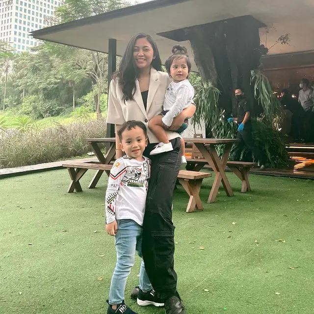 7 Momen Rachel Vennya saat Asuh Kedua Buah Hatinya