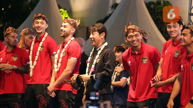 Foto: Momen Shin Tae-yong dan Sandy Walsh Pakai Blangkon saat Menyapa Masyarakat Surabaya