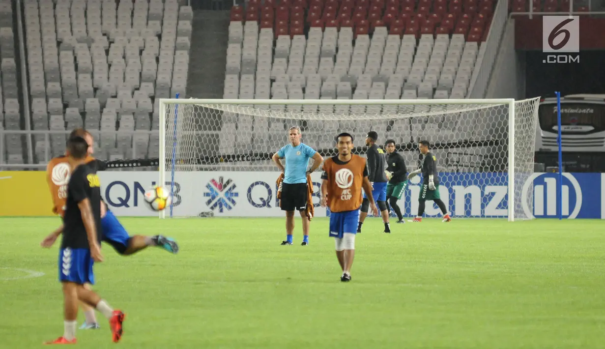 Pelatih Tampines Rovers, Juergen Raab (tengah) memimpin latihan resmi jelang laga grup H Piala AFC 2018 melawan Persija di Stadion GBK Jakarta, Selasa (27/2). Persija akan menjamu Tampines Rovers, Rabu (28/2). (Liputan6.com/Helmi Fithriansyah)