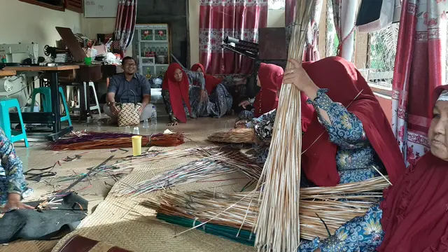 Emak-Emak Ubah Gulma Jadi Anyaman Cantik