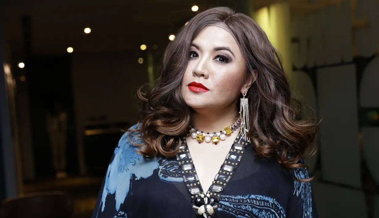 Dengan kombinasi warna busa hitam dan biru, membuat Cornelia Agatha tampil sangat menarik di Gala Premier Si Doel The Movie 2. Pemeran Sarah ini terlihat begitu menawan penampilannya dengan aksesoris indah kalung dan anting yang memesona. (KapanLagi.com/Agus Apriyanto)