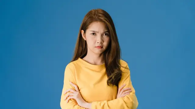 Seorang perempuan menyilangkan tangan (Foto Dok: Freepik/tirachardz)