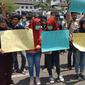 Pengurus Cabang Pergerakan Mahasiswa Islam Indonesia (PMII) Kota Bandung menggelar unjuk rasa di depan Gedung Sate, Senin (30/9/2019). (Liputan6.com/Huyogo Simbolon)