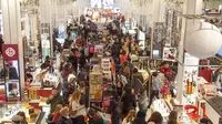 Keramaian pengunjung selama perayaan Black Friday di Macy Herald Square, New York, Kamis (23/11). Black Friday adalah tradisi hari belanja terbesar tahunan di Amerika yang berlangsung sehari setelah hari Thanksgiving (Andy Kropa/AP Images for Macy's Inc.)