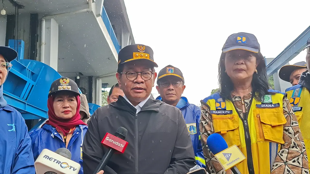 Gubernur Jakarta Pramono Anung saat memantau kondisi Pintu Air Cengkareng Drain, Jakarta Barat. (Istimewa)