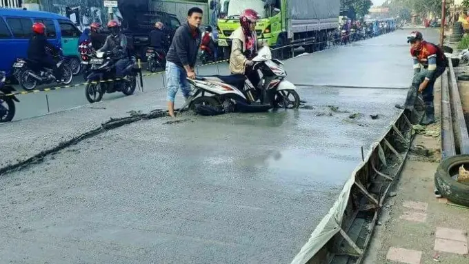 [Bintang] Nggak Sabaran, Ibu Ini Lewati Jalan Masih Dicor, Begini Hasilnya