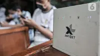 Perangkat internet diletakkan di dekat siswa saat mengikuti kegiatan pelajaran jarak jauh di Bank Sampah Majelis Taklim, Kecamatan Koja, Jakarta, Rabu (12/8/2020). (merdeka.com/Iqbal S. Nugroho)