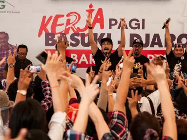 Giring Ganesha, pentolan Grup Band Nidji, bersama komedian Mongol menghibur warga dan relawan di Rumah Lembang, Jakarta, Rabu (1/2). Mereka menggelar aksi solidaritas sebagai bentuk dukungan kepada pasangan Ahok - Djarot. (Liputan6.com/Gempur M Surya)