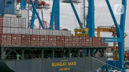 Suasana bongkar muat di Pelabuhan Tanjung Priok, Jakarta, Minggu (11/1/2021). Berdasarkan data yang dirilis Bank Indonesia (BI), meningkat dari capaian pada periode yang sama 2019 yang mengalami defisit 3,51 miliar dolar AS. (Liputan6.com/Faizal Fanani)