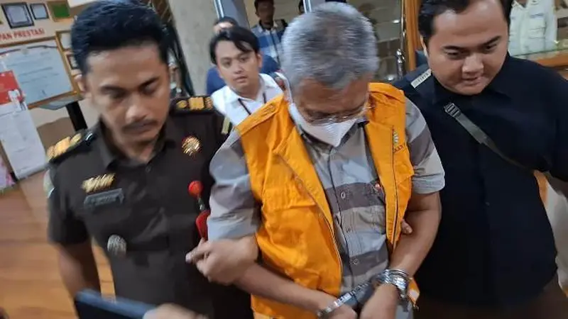 Tersangka kedua korupsi pembangunan pabrik minyak industri di PT Bumi Siak Pusako Zapin saat digiring jaksa Kejari Pekanbaru ke mobil tahanan.