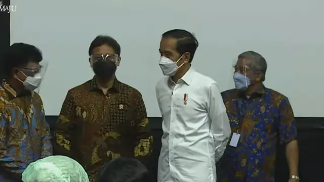 Presiden Joko Widodo (Jokowi) menghadiri proses vaksinasi COVID-19 untuk jurnalis pada Kamis, 25 Februari 2021 yang digelar di Hall A Basket Gelora Bung Karno (GBK) Jakarta.