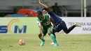 Pemain PS TNI, Abdu Lestaluhu (kiri) berebut bola dengan pemain Arema, Johan Alfarizi pada laga Torabika SC 2016 di Stadion Pakansari, Bogor, Minggu (31/7/2016). (Bola.com/Nicklas Hanoatubun)