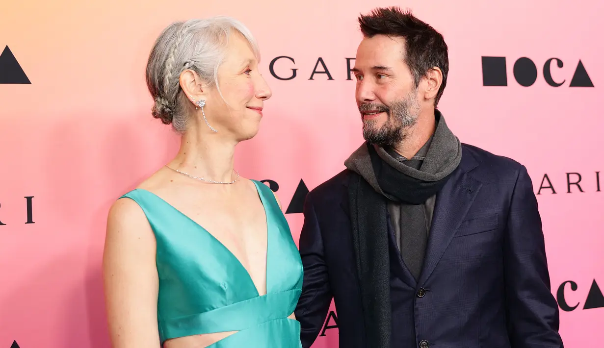 Aktor Keanu Reeves dan kekasihnya Alexandra Grant (Kiri) menghadiri MOCA Gala 2024 di The Geffen Contemporary at MOCA pada 13 April 2024 di Los Angeles, California. (Momodu Mansaray/Getty Images/AFP)