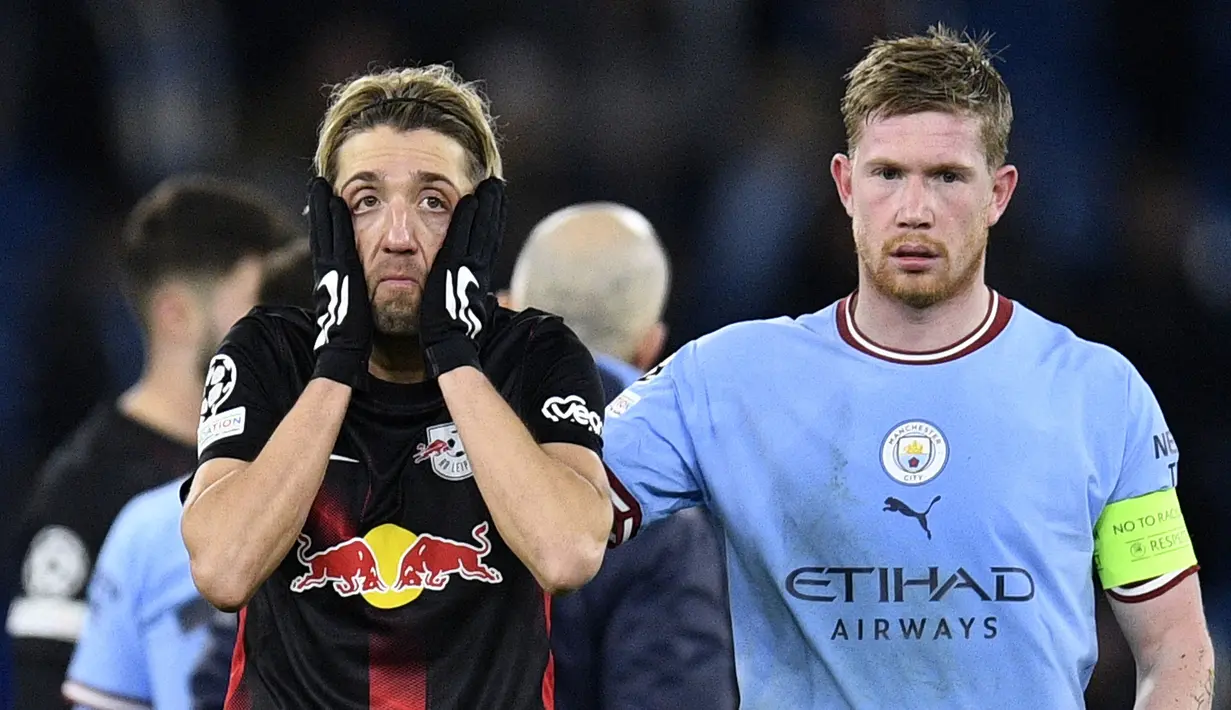 <p>Reaksi pemain RB Leipzig, Kevin Kampl (kiri) di samping pemain Manchester City, Kevin de Bruyne pada laga leg kedua 16 Besar Liga Champions 2022/2023 di Etihad Stadium, Manchester, Rabu (15/03/2023). The Cityzens berhasil melaju ke babak perempat final setelah berhasil menang dengan skor 7-0. (AFP/Oli Scarff)</p>